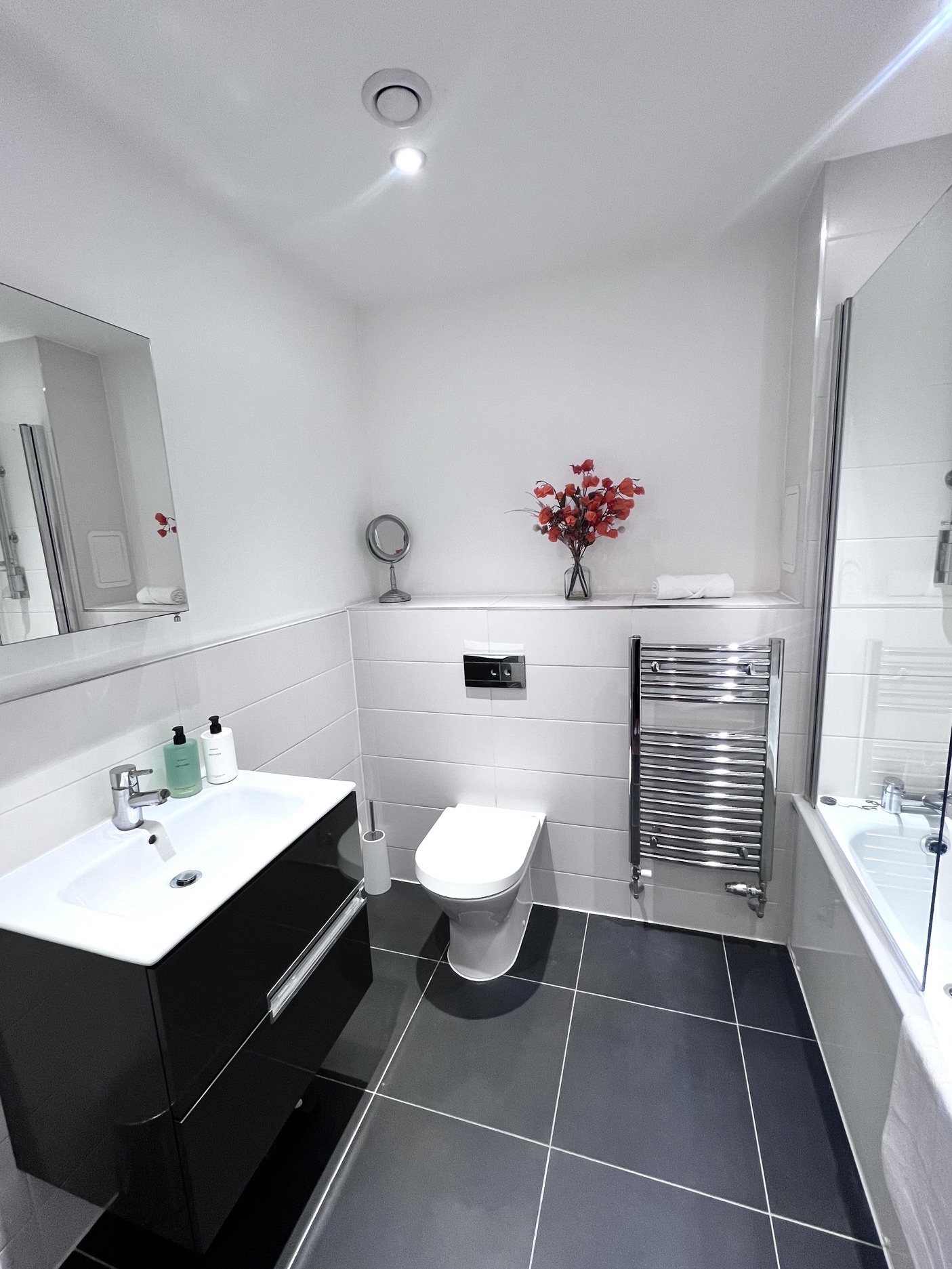Main bathroom with toilet and vanity unit